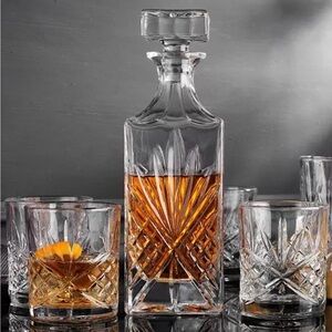 Glass Whiskey Decanter with an Irish cut Sunburst Pattern - 750 ml